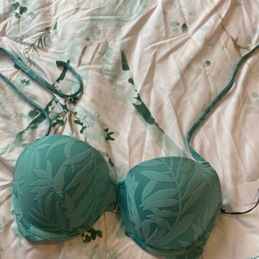 New with tags shade and shore bikini top 34DD